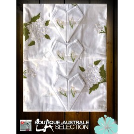 Nappe brodée Madagascar bouquet petites fleurs blanches