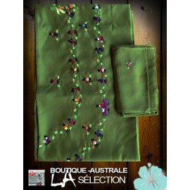 Les nappes madagascar couleur vert bouteille: broderies personnages