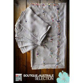 Les nappes madagascar couleur gris mastic : broderies personnages