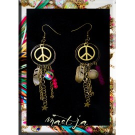 Boucles d'oreilles Gri-gri artistiques Maëtja. Peace & pink.