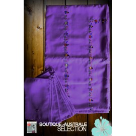 Les nappes couleur mauve:  broderies minis personnages naifs